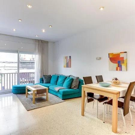 Bright And Spacious 3 Bedroom Close To The Beach Apartment