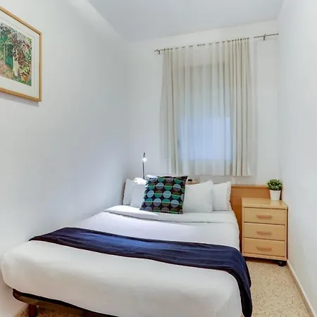Bright And Spacious 3 Bedroom Close To The Beach Apartment *