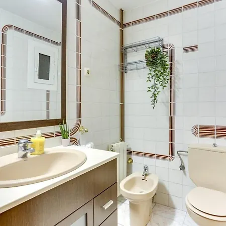 Bright And Spacious 3 Bedroom Close To The Beach Apartment *