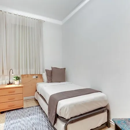 Bright And Spacious 3 Bedroom Close To The Beach *