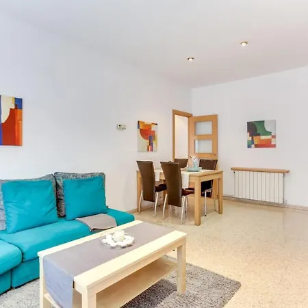 Bright And Spacious 3 Bedroom Close To The Beach *