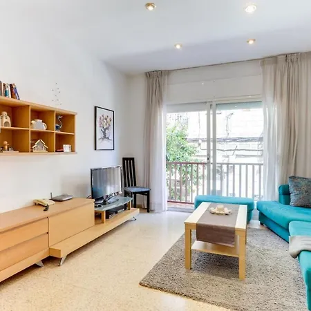 Bright And Spacious 3 Bedroom Close To The Beach Apartment