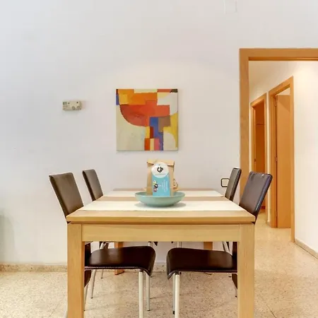 Bright And Spacious 3 Bedroom Close To The Beach *