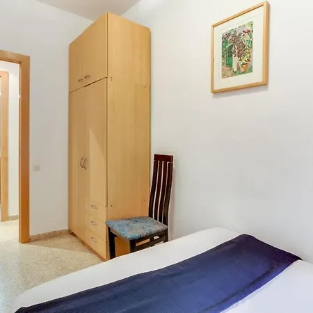 Bright And Spacious 3 Bedroom Close To The Beach *