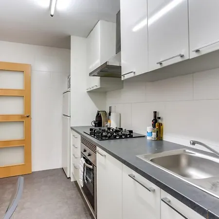 Bright And Spacious 3 Bedroom Close To The Beach Apartment *